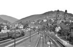50 1179 im Bahnhof Eberbach auf der Neckartalbahn. Hier zweigt auch die hessische Odenwaldbahn nach Höchst/Odw. ab. Rechts steht die markante katholische Pfarrkirche St. Johannes Nepomuk aus 1887. (17.06.1955) <i>Foto: Helmut Röth *</i>