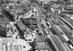 Blick auf die Anlagen des "alten" Düsseldorfer Hauptbahnhofs, der während der wilhelminischen Zeit bis 1936 existierte. In der Bahnhofsausfahrt Richtung Duisburg ist links das alte Bw Hbf zu erkennen, welches in den 1930er Jahren aufgelöst und in das neue Bw Düsseldorf-Abstellbf integriert wurde. (1928) <i>Foto: RVM</i>