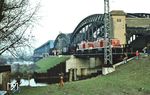 Belastungsprobe der neuen Süderelbebrücke in Hamburg, wo u.a. elf 44er für das nötige Gewicht sorgten. (30.11.1975) <i>Foto: Prof. Dr. Willi Hager</i>