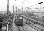 Die Leipziger 211 027 mit einem Doppelstockzug kurz vor Dresden-Neustadt. Die Lok war seit einem Auffahrunfall in Leipzig-Engelsdorf am 19.11.1974 ausser Betrieb und wurde am 07.03.1977 ausgemustert. (17.08.1971) <i>Foto: Joachim Claus</i>