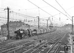 52 2571 vom Bw Bautzen mit einem Güterzug in Dresden-Neustadt. Die Lok war im Dezember 1943 fabrikneu der RBD Schwerin zugeteilt worden und bis 1975 im Einsatz. (17.08.1971) <i>Foto: Joachim Claus</i>