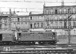 Von 1954 bis 1957 wurden die ehemaligen E-Loks 4001 bis 4050 der Compagnie des chemins de fer du Midi von der SNCF in die Reihe 1600 umgebaut und zu Rangierloks degradiert. Hier macht sich SNCF BB 1646 im Bahnhof Lyon-Perrache nützlich. (12.05.1971) <i>Foto: Joachim Claus</i>