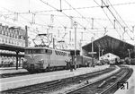 Die Reihe BB 9200 war eine für den Einsatz auf dem Gleichstromnetz der SNCF mit 1,5 kV konzipiert. Die Loks wurden von Creusot-Loire, Jeumont-Schneider und CEM in 92 Exemplaren in den Jahren 1957 bis 1964 gebaut. Zu Beginn ihrer Einsatzzeit bespannten die Loks namhafte Reisezüge der Region Süd-West, ausgehend vom Pariser Bahnhof Austerlitz in Richtung Toulouse und Bordeaux. Am bekanntesten sind ihre Einsätze vor dem Schnellzug "Le Capitole" zwischen Paris und Toulouse. Er war der erste Zug in Europa, der planmäßig mit einer Geschwindigkeit von 200 km/h verkehrte. Die sechs speziell für den "Capitole" ausgerüsteten BB 9200 (Spitzname "BB rouges") waren die ersten Schnellfahrlokomotiven (Höchstgeschwindigkeit über 160 km/h) der SNCF im planmäßigen Fernverkehr. BB 9232 wurde im Bahnhof Lyon-Perrache angetroffen. (07.05.1971) <i>Foto: Joachim Claus</i>