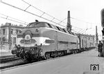 Die bis 1962 als 060 DB bezeichnete Baureihe CC 65000 der französischen Staatsbahn SNCF war eine sechsachsige, zweimotorige dieselelektrische Lokomotive mit einer Leistung von 1320 PS. Sie wurde in nur 20 Exemplaren gebaut und sollte eigentlich Dampflokomotiven wie die 141 R ersetzen. Die Höchstgeschwindigkeit der 19,8 m langen und 112 t schweren Maschinen betrug 130 km/h. Da die CC 65000 nur dampfbeheizte Reisezüge befördern konnten, wanderten sie mit dem Aufkommen der elektrischen Zugheizung bis 1971 in den Güterverkehr ab. Baugleiche Lokomotiven wurden nach Algerien (37 Maschinen mit gepanzerten Führerständen !) und Argentinien (25 Lokomotiven für Spurweite 1676 mm) geliefert. (13.05.1971) <i>Foto: Joachim Claus</i>