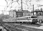 Die CC 6500 war bei ihrer Indienststellung 1969 die leistungsstärkste Lokomotive der SNCF und für eine Höchstgeschwindigkeit von 200 km/h zugelassen. Sie besitzt das für die 1960er Jahre typische französische Design, die sogenannte „nez cassé“ (gebrochene Nase) des Pariser Designers Paul Arzens. Die CC 6500 bespannte die bedeutendsten Züge Frankreichs, unter anderem zahlreiche TEE-Züge wir den "Le Mistral", "Capitole" oder "l'Aquitaine". Hier erreicht SBCF CC 6501 vor TEE 5 "Le Lyonnais" (Paris Gare de Lyon - Lyon Perrache) den Zielbahnhof. Die Fahrtzeit für die 512 km betrug 3 Std 45 min. (07.05.1971) <i>Foto: Joachim Claus</i>