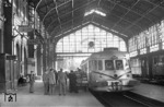 Ein Triebwagen der spanischen Eisenbahn (Red Nacional de Ferrocarriles Españoles = RENFE) im Bahnhof Sevilla. (16.05.1957) <i>Foto: Walter Hollnagel</i>