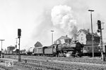 044 263 (ex 44 1263, Abnahme am 04.09.1942 beim Bw Berlin-Grunewald) fährt mit einem Güterzug aus dem Bahnhof Weiden/Oberpfalz. (17.05.1973) <i>Foto: Dieter Kempf</i>