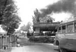 Eine spanische Dampflok passiert einen Bahnübergang in Alcolea de Cordoba an der Strecke Cordoba - Andujar. (16.05.1957) <i>Foto: Walter Hollnagel</i>