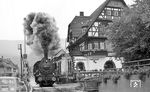 038 772 macht vor N 4142 nach Freudenstadt ordentlich Dampf in Alpirsbach. Die Hotelgäste wird's sicherlich freuen....  (13.10.1973) <i>Foto: Burkhard Wollny</i>