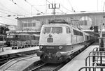 103 001 vor TEE 55 "Blauer Enzian" nach Hamburg in München Hbf. Links steht 119 001, die durchaus als Vorläufer der Baureihe 103 betrachtet werden kann. (06.06.1973) <i>Foto: Joachim Claus</i>
