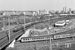 141 176 (Bw Hagen-Eckesey) mit einem Zug auf der nördlichen Rampe zur Niederräder Brücke am Betriebsbahnhof Frankfurt-Griesheim. (13.10.1973) <i>Foto: Joachim Claus</i>