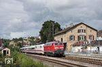 Einer der letzten Umleiterzüge durch das Neckartal war der LICE 24236 (Villingen - Stuttgart). Hier schleppt 218 416 den 401 043 durch den Bahnhof Rottenburg am Neckar. (06.09.2017) <i>Foto: Joachim Schmidt</i>