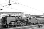 03 113 (Bw Darmstadt) befand sich 1956 noch im Reichsbahn-Originalzustand. Die Lok wird den F 3 "Merkur" bis Frankfurt Hbf bringen.  (31.03.1956) <i>Foto: Helmut Röth *</i>