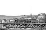 01 112 (Bw Würzburg) rollt mit E 580 (Hof - Kaiserslautern) über die Elsenzbrücke dem Bahnhof Neckargemünd entgegen. (05.05.1956) <i>Foto: Helmut Röth *</i>