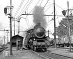 FS 640 128 fährt mit einem Güterzug aus Novara, einer Stadt in der Region Piemont etwa 100 km nordöstlich von Turin und etwa 50 km nordwestlich von Mailand.  (29.05.1973) <i>Foto: Joachim Claus</i>