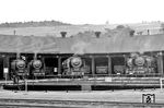 Das Bw Würzburg beheimatete alle 28 Maschinen der größten deutschen Güterzug-Dampflokbaureihe. Vor dem heimatlichen Ringlokschuppen III stehen 45 010, 45 023, 45 005 und 44 276 einsatzbereit, im Schuppen sind 45 020 und 45 024 zu erkennen.  (1943) <i>Foto: RVM</i>