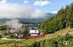 Während die letzten Nebelfetzen über dem Wolfgangsee abziehen, schiebt Neubau-Dampflok Z 11 (SLM Winterthur, Baujahr 1992) den ersten Zug zur Schafbergspitze hinauf. (15.09.2017) <i>Foto: Joachim Bügel</i>