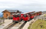 Zugkreuzung in der Ausweiche Schafbergalpe zwischen dem bergfahrenden Zug mit Diesellok VZ 31 und der von der Schafbergspitze kommenden Dampflok Z 14. (13.09.2017) <i>Foto: Joachim Bügel</i>
