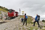 Oberhalb der Schafbergalpe rollt Lok 12 an einigen Wanderern vorbei. (13.09.2017) <i>Foto: Joachim Bügel</i>