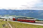 Lok Z 13 hat die Bergstation der Schafbergbahn in 1730 m Höhe erreicht. Unten liegt der Wolfgangsee mit einer Fläche von 13 km². Er liegt auf einer Seehöhe von 538 Metern und ist an seiner tiefsten Stelle 114 Meter tief. (13.09.2017) <i>Foto: Joachim Bügel</i>