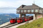 Lok Z 13 und Z 14 in der Bergstation auf der Schafbergspitze. (13.09.2017) <i>Foto: Joachim Bügel</i>
