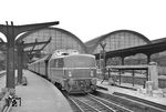 V 80 004 (Bw Frankfurt-Griesheim) mit einem Personenzug nach Bad Homburg in Frankfurt Hbf. Die Schäden des Zweiten Weltkriegs sind noch nicht vollständig beseitigt. (13.05.1956) <i>Foto: Helmut Röth</i>