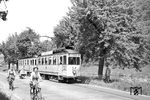 Auf der damals noch von Zweirädern beherrschten Bundesstraße 37 fährt Tw 42 mit Bw 148 auf der Linie 5 seinem Ziel Neckargemünd entgegen. (21.05.1956) <i>Foto: Helmut Röth *</i>