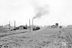 Diesellok DL 1 mit einem Güterzug bei Distelrath. (14.05.1960) <i>Foto: Gerd Wolff</i>