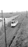 Umbau-Tw 9 (ex Tw 24, LHW, Baujahr 1921) auf der Umgehungsbahn bei Distelrath. Im Hintergrund wartet DL 1 mit einem Güterwagen. (14.05.1960) <i>Foto: Gerd Wolff</i>