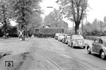 Diesellok DL 1 der Dürener Kreisbahn passiert einen Bahnübergang in Distelrath. (14.05.1960) <i>Foto: Gerd Wolff</i>