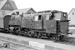 Lok 1 (Zweitbesetzung) wurde 1954 von Henschel an die Hersfelder Kreisbahn geliefert. Nach ihrem Dienstende im Jahr 1965 wurde sie nach Ludwigshafen überführt und sollte dort an die BASF (?) verkauft werden, zu dem es aber nicht mehr gekommen ist. Stattdessen wurde sie verschrottet. Die Lok war Teil des nicht realisierten Projektes der Baureihe 83. Zwei Lokomotiven wurden von Henschel hergestellt. Vermutlich wurden beide Maschinen für einen ausländischen Kunden gefertigt, dieses Geschäft kam aber nicht zustande. Henschel suchte im Inland nach einem Käufer. Eine Lok, die mit der Fabriknummer 25277, übernahm die Hersfelder Kreisbahn (Foto), die zweite kam als Lok 262 zur Frankfurt-Königsteiner Eisenbahn und ist heute noch auf der Sauschwänzlebahn im Einsatz. (04.06.1960) <i>Foto: Gerd Wolff</i>