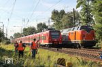 Während sich RTS 221 105 vor einem Umbauzug in Leverkusen-Schlebusch nützlich macht, überholt 425 023 als RB 11210 (Bonn-Mehlem - Wuppertal Hbf). (23.09.2010) <i>Foto: Joachim Bügel</i>