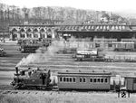 Im Bahnhof Kreiensen begegnet Lok 5 FÖRSTE (Henschel, Baujahr 1898) der Kreisbahn Osterode - Kreiensen (KOK) der im Bahnhof wartenden 55 2579. (01.05.1951) <i>Foto: Hans-Reinhard Ehlers (Sammlung Ludger Kenning)</i>