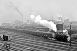 94 1110 rangiert mit einem unendlichen Zug aus Güterzugbegleitwagen im Güterbahnhof von Wanne-Eickel.  (12.1954) <i>Foto: Willi Marotz</i>