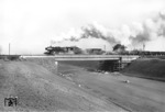 50 3033 überquert mit einem E-Wagenzug Richtung Aachen die Baustelle an der Bundesautobahn A 1 bei Köln-Lövenich. (01.1959) <i>Foto: Fischer</i>