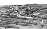 Blick auf die südliche Bahnhofsausfahrt von Siegen mit Altstadt und der ausfahrenden 38 2721 vor E 787.  (25.05.1953) <i>Foto: Carl Bellingrodt</i>