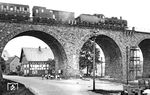 38 2195 vom Bw Siegen überquert mit P 1872 das Niederdielfener Viadukt zwischen Siegen und Haiger. Die Kinder im Sonntagsstaat interessieren sich damals mehr für das Treiben des Fotografens als für den Dampfzug - heute wäre es wohl eher umgekehrt. (12.06.1932) <i>Foto: DLA Darmstadt (Bellingrodt)</i>