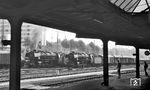 044 318 und 044 379 warten im Bahnhof Bochum-Nord auf Ausfahrt in Richtung Oberhausen. Der ursprünglich „Bochum Rheinisch“ genannte Bahnhof diente bis 1979 auch dem Personenverkehr in Richtung Herne und Wanne-Eickel.  (24.06.1976) <i>Foto: Joachim Schmidt</i>