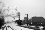 52 353 (50 2353) verlässt mit einem Ölzug aus der BP-Raffinerie Bucholtwelmen den Bahnhof Walsum am Niederrhein.  (02.02.1976) <i>Foto: Joachim Schmidt</i>