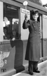 Aufsichtsbeamtin beim Geben des Abfahrauftrags auf dem S-Bahnsteig in Berlin-Jungfernheide. (1942) <i>Foto: RVM (Ittenbach)</i>