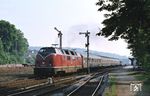 220 055 verlässt mit D 2641 nach Braunschweig den Bahnhof Holzminden. (02.06.1979) <i>Foto: Prof. Dr. Willi Hager</i>