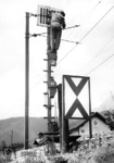 Wartungsarbeiten an einem österreichischen Vorsignal bei Hall in Tirol. (1942) <i>Foto: RVM (Ittenbach)</i>