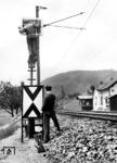 Wartungsarbeiten an einem österreichischen Vorsignal bei Hall in Tirol. (1942) <i>Foto: RVM (Ittenbach)</i>