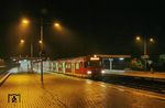 Im strömenden Regen steht 420 919 im Bahnhof Wuppertal-Vohwinkel als S 68 nach Langenfeld/Rhld bereit. (10.10.2017) <i>Foto: Joachim Bügel</i>