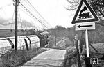Das Zeichen 151 (STVO) sollte nicht auf den vorbeifahrenden Dampfzug hinweisen, sondern kündigte den unbeschrankten Bahnübergang am Angerweg zwischen Hofermühle und Flandersbach an.  (08.03.1975) <i>Foto: Joachim Schmidt</i>