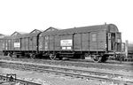 Zur beschleunigten Beförderung von Stückgütern konzipierte die Deutsche Reichsbahn in den 1930er Jahren ein Konzept, das als Stückgut-Schnellverkehr bekannt wurde. Der überwiegende Teil des Stückgut-Schnellverkehrs wurde mit sog. "Leig-Einheiten" abgewickelt. Die Anforderungen beschrieb die Reichsbahn wie folgt: Zur beschleunigten Bedienung des Stückgutverkehrs sind besondere Fahrzeugeinheiten (Leigeinheiten) zu beschaffen, die entweder in selbständigen leichten Güterzügen (Leig-Zügen) verkehren oder in Güterzüge zur Ersparnis von Kurswagen eingestellt werden. Sie bestehen entweder aus zwei gedeckten großräumigen Güterwagen (Gl) oder aus einem Gepäckwagen und einem gedeckten großräumigen Güterwagen, die nach Beseitigung der sich gegenüberliegenden Stirnwände durch Kurzkupplung, Übergangsbrücke und Faltenbälge so verbunden sind, dass die Laderäume beider Wagen einen Raum bilden. Im Bild die beiden als Leig-Einheit gekuppelten "Dresden 11477" und "Dresden 11478". (1950) <i>Foto: Carl Bellingrodt</i>