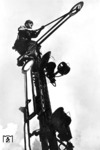 Putzarbeiten einem Signalflügel eines mechanischen Hauptsignals. (1942) <i>Foto: RVM (Ittenbach)</i>