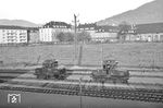 Mit der Eröffnung des neuen Heidelberger Hauptbahnhofs am 5.5.55 (!) wurde auch der komplette Rangierdienst an die damals noch grün lackierten E 69 02 und E 69 03 abgegeben, die hier auf neue Aufgaben warten. Die sonst von der "Ammergaubahn" von Murnau nach Oberammergau bekannten Loks befanden sich neun Jahre lang auf "Auslandseinsatz" in Heidelberg. 1964 kehrten sie auf ihre bayrische Stammstrecke zurück, wo sie dann bis zu ihrer Ausmusterung Dienst taten. (01.11.1956) <i>Foto: Helmut Röth *</i>