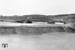 Durch die Flutwelle bei der Zerstörung der Möhnetalsperre wurde u.a. diese Eisenbahnbrücke über die Ruhr zwischen Fröndenberg und Menden (Strecke Fröndenberg - Iserlohn) in Mitleidenschaft gezogen. (17.05.1943) <i>Foto: RVM</i>