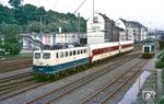 110 186 trifft mit TUI-Sonderzug Lr 29503 nach Remscheid in Wuppertal-Oberbarmen ein. Dort wird die bereits bereitstehende 212 098 den Zug über den fahrdrahtlosen Abschnitt bringen. (12.09.1984) <i>Foto: Wolfgang Bügel</i>